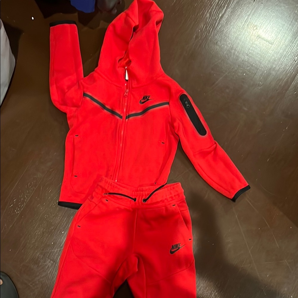 Nike Tech track suit🔥 Size: XS gently used🔥